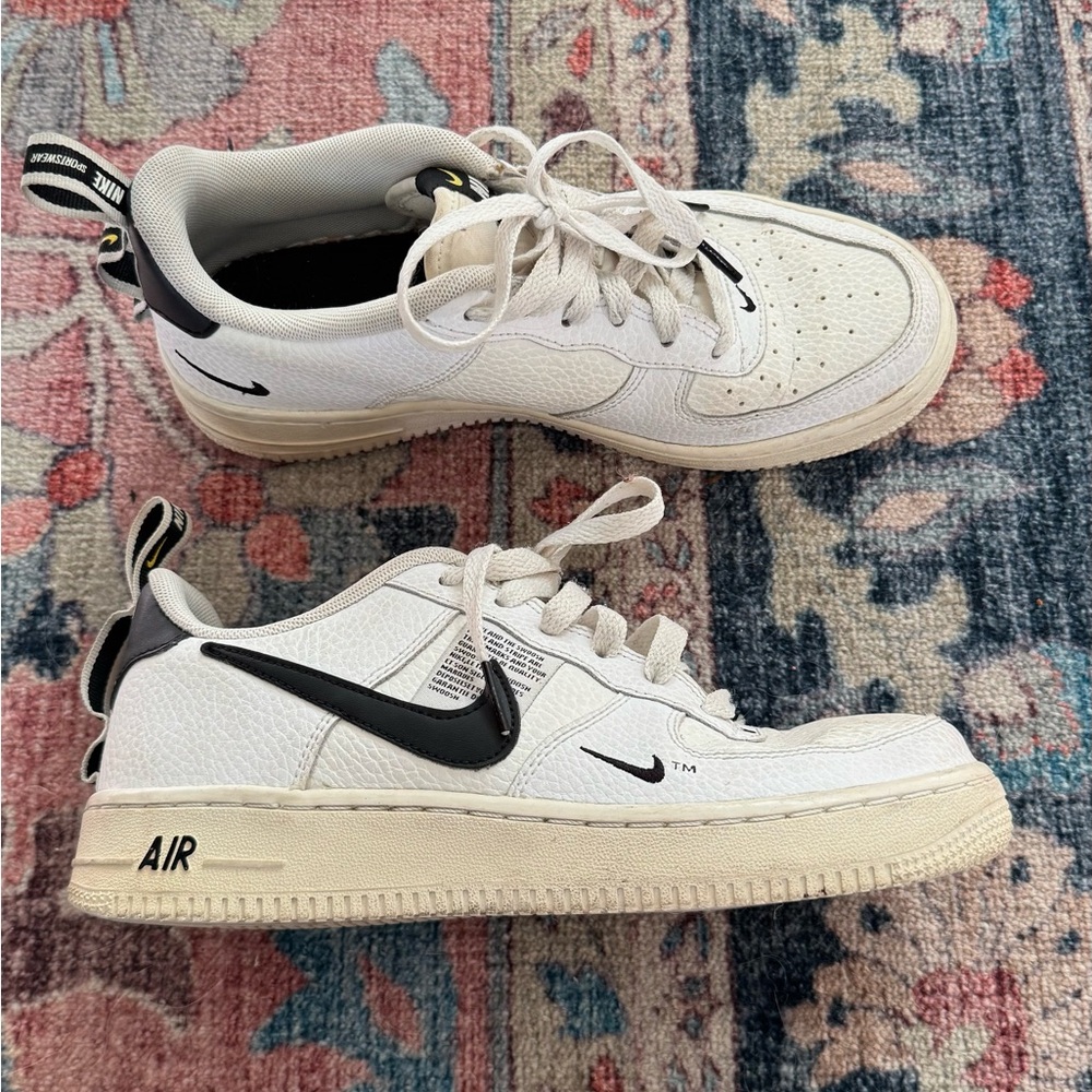 Nike Youth Air Force 1’s ‘07 LV8 White and Black Sneakers 5.5Y